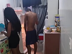 Marido acorda com fogo no pau e pega sua esposa na cozinha e levanta ela no colo e fode ela toda até encher sua buceta de gozar