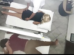 Masajes en Pareja Quedo Grabado Como La Esposa es Follada al Lado de su Marido