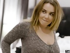 LOAN4K. Employé de banque antsy de voir les énormes fake seins de sonny customer