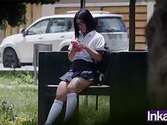 Inocente colegiala latina culona es llevada con mentiras a casa de un extraño para follar