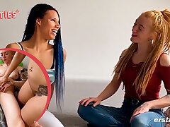 Ersties: Lena S. und Nicky F. haben Spaß mit Fingern und Doppeldildo