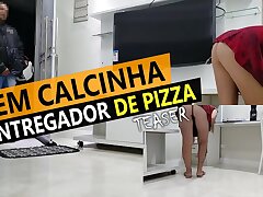 Cristina Almeida recebendo entregador de pizza de mini saia e sem calcinha na quarentena.