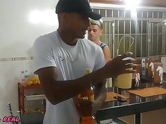 Meu Marido Foi Corno Enquanto Estava Na Sala Com Os Amigos (COMPLETO NO RED)