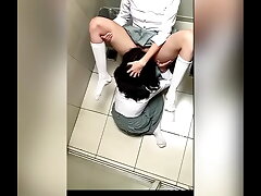 Dos Alumnas Lesbianas Mexicanas Tocándose en el Baño de la Escuela y Haciendo Sexo Oral! Dos ESTUDIANTES LESBIANAS MEXICANAS Calientes en el Baño de Mujeres se TOCAN Hasta TERMINAR!