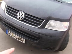 Martina steigt in Bumsbus und wird zerfickt