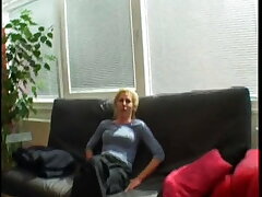 Blondie Milf und der kleine Dildo