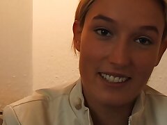 junge perfekte blondine fingert sich beim audition und bekommt mega orgasmus