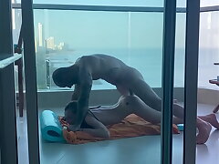 Sur un balcon à Carthagene, une jeune étudiante se fait remplir son jolie petit cul !