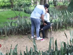 ESPIANDO A UNA PAREJA EN EL PARQUE PUBLICO