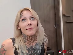 Tatted stunner Nayomi Acute sucks Sascha's huge man rod