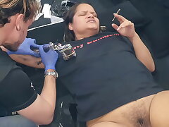 Minha esposa oferece para Tatuador  tarado seu bucetão  em troca da tat . Alemão Tatuador  - Gatopg2019