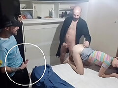 Pegadinha com esposa com olhos vendados e amigo entra no meio da transa estava amigo dentro do guarda roupas